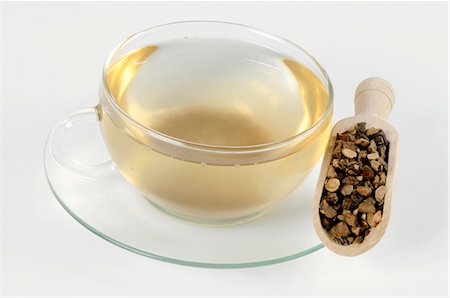 Cup of tea with dried nutgrass root in a scoop Foto de stock - Sin royalties Premium, Código: 659-03523592