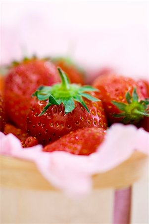 simsearch:659-01866279,k - Strawberries in a punnet Stock Photo - Premium Royalty-Free, Code: 659-03523605