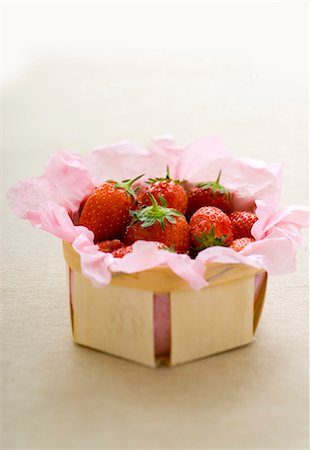 simsearch:659-01866279,k - Strawberries in a punnet lined with paper Stock Photo - Premium Royalty-Free, Code: 659-03523607