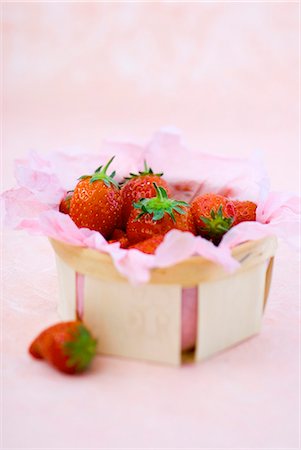 simsearch:659-01866279,k - Strawberries in and beside a punnet lined with paper Stock Photo - Premium Royalty-Free, Code: 659-03523608