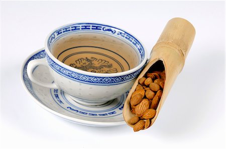 simsearch:659-03533144,k - Tee mit Pfirsich-Samen in einem Bambus-Stock Stockbilder - Premium RF Lizenzfrei, Bildnummer: 659-03523602