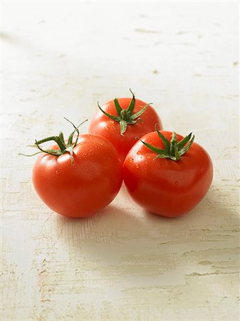 simsearch:659-03533695,k - Three fresh tomatoes Fotografie stock - Premium Royalty-Free, Codice: 659-03523627