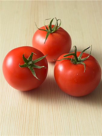 simsearch:659-03533695,k - Three fresh tomatoes on wooden background Fotografie stock - Premium Royalty-Free, Codice: 659-03523628