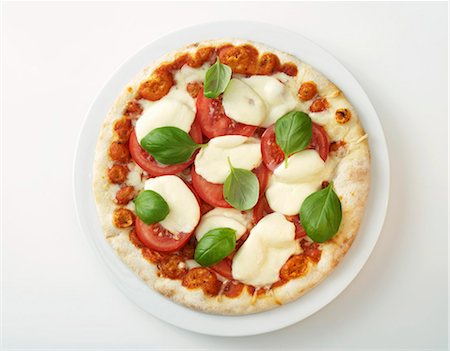 Pizza tomate et mozzarella au basilic Photographie de stock - Premium Libres de Droits, Code: 659-03523623