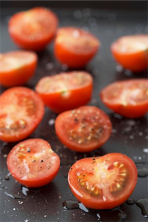 Cherry tomatoes sprinkled with vinaigrette Stock Photo - Premium Royalty-Free, Code: 659-03523642