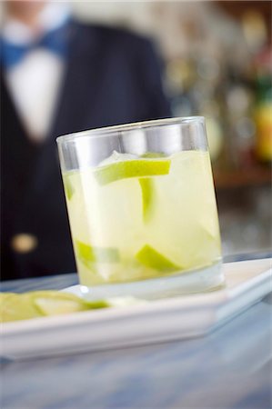 simsearch:659-03531726,k - A glass of lime drink with ice cubes Foto de stock - Sin royalties Premium, Código: 659-03523679
