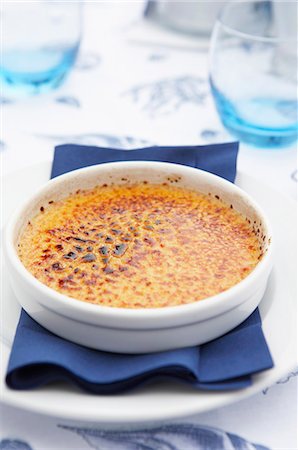 Creme brulee on a plate with napkin Stock Photo - Premium Royalty-Free, Code: 659-03523672