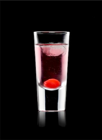 simsearch:614-01027548,k - Aladin (Cocktail composé de vermouth rouge, kirsch, grenadine) Photographie de stock - Premium Libres de Droits, Code: 659-03523694