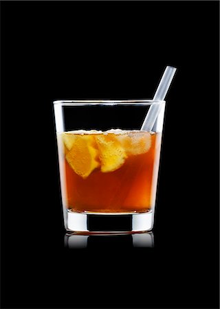 simsearch:659-03529598,k - Un Cuba Libre avec une paille Photographie de stock - Premium Libres de Droits, Code: 659-03523705