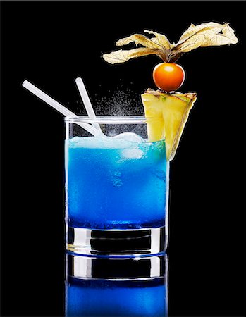 simsearch:659-03523705,k - Drink made with Blue Curaçao Foto de stock - Sin royalties Premium, Código: 659-03523703