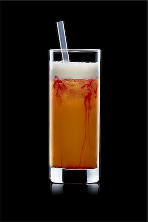 simsearch:659-06184618,k - Zombie (Cocktail faite avec du rhum, jus de fruits, de cubes de glace) Photographie de stock - Premium Libres de Droits, Code: 659-03523718