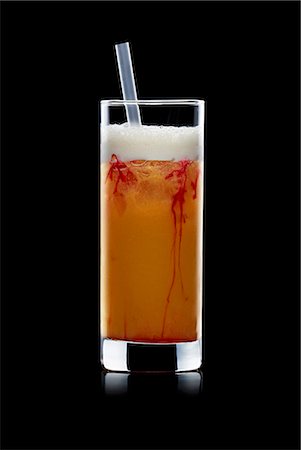 simsearch:659-06187709,k - Zombie (Cocktail faite avec du rhum, jus de fruits, de cubes de glace) Photographie de stock - Premium Libres de Droits, Code: 659-03523718