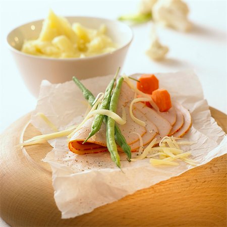 sliced ham - Ham with cheese and vegetables on paper Foto de stock - Sin royalties Premium, Código: 659-03523756