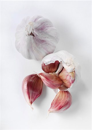 diente de ajo - Garlic bulbs, intact and broken apart Foto de stock - Sin royalties Premium, Código: 659-03523801