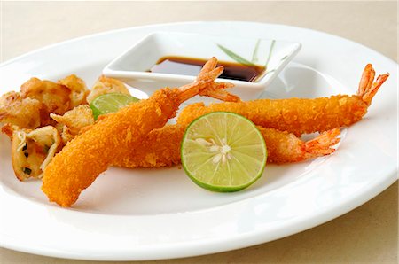 Breaded, deep-fried prawns with soy sauce Foto de stock - Sin royalties Premium, Código: 659-03523846