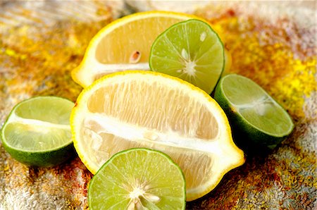 Halved limes and lemons Foto de stock - Sin royalties Premium, Código: 659-03523842