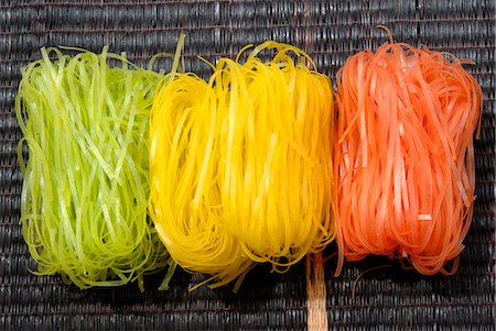 pasta type - Nouilles de riz potiron, tomate et brocoli Photographie de stock - Premium Libres de Droits, Code: 659-03523853