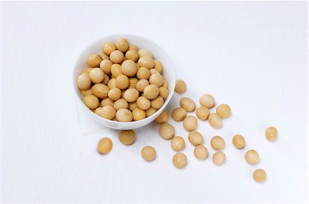 soja - Soya beans in and beside a dish Foto de stock - Sin royalties Premium, Código: 659-03523868