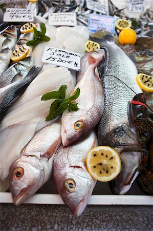 pescivendolo (negozio) - Fresh fish on a market stall Fotografie stock - Premium Royalty-Free, Codice: 659-03523884