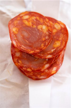 Quelques tranches de chorizo (saucisse de paprika, Espagne) Photographie de stock - Premium Libres de Droits, Code: 659-03523880