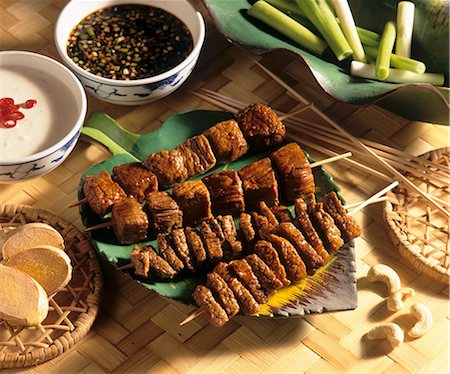 Beef and lamb satay with various dips Foto de stock - Sin royalties Premium, Código: 659-03523902