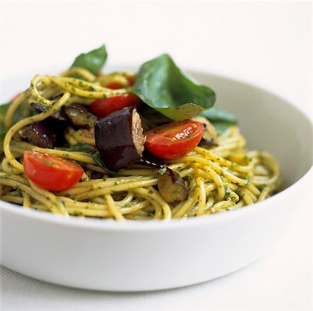 Spaghetti with tomatoes, aubergine and basil pesto Foto de stock - Sin royalties Premium, Código: 659-03523914