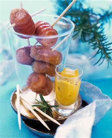 Bacon-wrapped cocktail sausages on cocktail sticks, mustard Stock Photo - Premium Royalty-Free, Code: 659-03523934