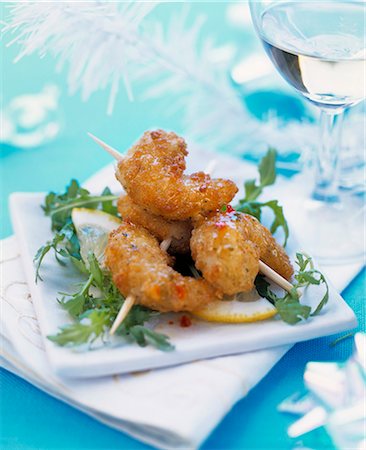 simsearch:659-06903235,k - Deep-fried prawns on cocktail sticks with rocket Foto de stock - Sin royalties Premium, Código: 659-03523936