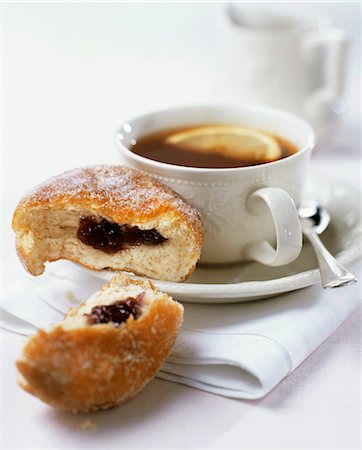simsearch:659-01854280,k - A cup of tea with doughnut Fotografie stock - Premium Royalty-Free, Codice: 659-03523945