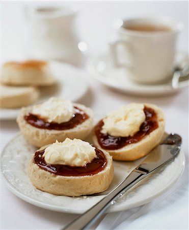 Scones with clotted cream, jam and tea (UK) Foto de stock - Sin royalties Premium, Código: 659-03523946