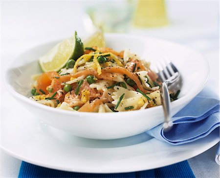 Farfalle with smoked salmon, peas and lemon dressing Fotografie stock - Premium Royalty-Free, Codice: 659-03523942