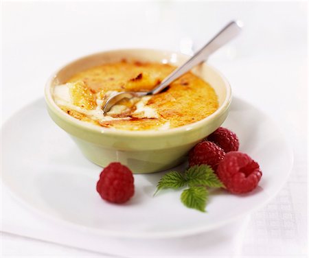 Creme brulee with fresh raspberries Fotografie stock - Premium Royalty-Free, Codice: 659-03523952