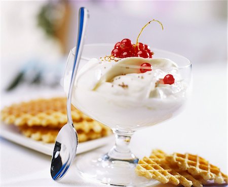 Syllabub avec groseilles et gaufres Photographie de stock - Premium Libres de Droits, Code: 659-03523960