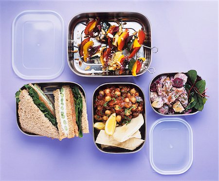 Salads, vegetable kebabs and sandwiches in lunch boxes Foto de stock - Sin royalties Premium, Código: 659-03523978