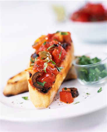 Bruschetta aux tomates et aux olives Photographie de stock - Premium Libres de Droits, Code: 659-03523979