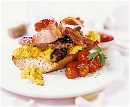 Scrambled egg, sausages, bacon and tomatoes on baguette Stock Photo - Premium Royalty-Free, Code: 659-03523973
