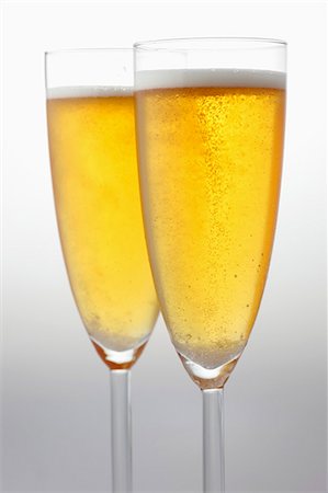 simsearch:659-03529216,k - Two glasses of sparkling wine Foto de stock - Sin royalties Premium, Código: 659-03534026