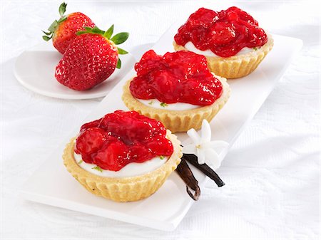 simsearch:659-06307833,k - Trois tartes aux fraises Photographie de stock - Premium Libres de Droits, Code: 659-03534029