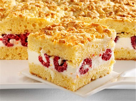 Crumble cake with quark and raspberry filling Foto de stock - Sin royalties Premium, Código: 659-03534053