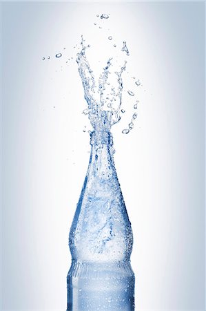 Water splashing out of bottle Foto de stock - Sin royalties Premium, Código: 659-03534079