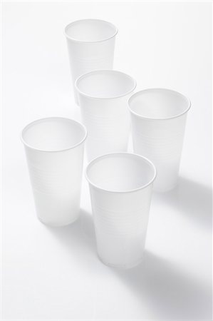 Plusieurs gobelets en plastique vides Photographie de stock - Premium Libres de Droits, Code: 659-03534072