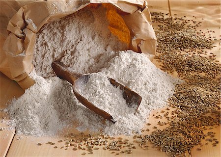producto derivado de los cereales - Rye flour in paper sack, scoop and grains Foto de stock - Sin royalties Premium, Código: 659-03534138