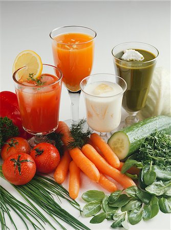 Nature morte avec jus de légumes, légumes et fines herbes Photographie de stock - Premium Libres de Droits, Code: 659-03534152