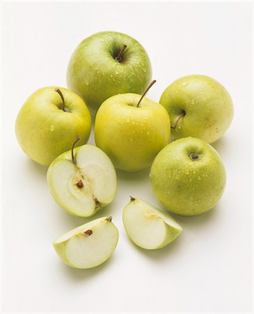 Golden Delicious & Granny Smith apples with drops of water Stock Photo - Premium Royalty-Free, Code: 659-03534161