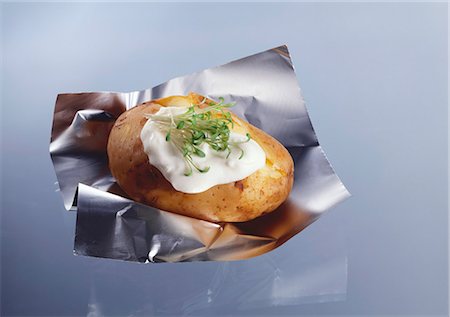 simsearch:659-08147506,k - Baked potato with sour cream and cress Stock Photo - Premium Royalty-Free, Code: 659-03534199