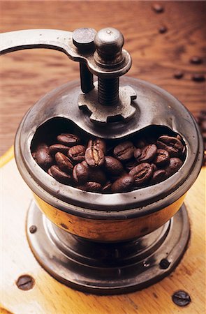 Vieux moulin à café avec les grains de café Photographie de stock - Premium Libres de Droits, Code: 659-03534190