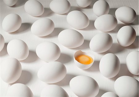 White eggs, one broken open Stock Photo - Premium Royalty-Free, Code: 659-03534201