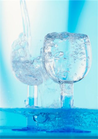 pouring water into glass - Pouring water into a glass Foto de stock - Sin royalties Premium, Código: 659-03534202