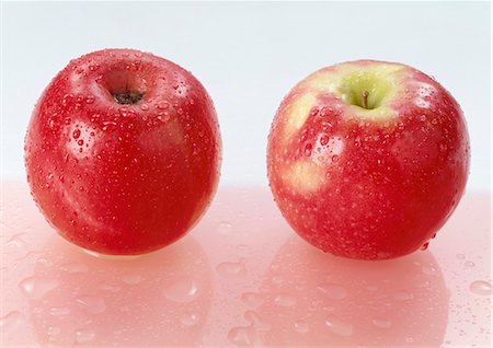 simsearch:659-01861533,k - Two red apples with drops of water Stock Photo - Premium Royalty-Free, Code: 659-03534211