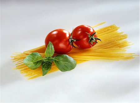 simsearch:659-01854321,k - Spaghetti with tomatoes and basil Foto de stock - Royalty Free Premium, Número: 659-03534249